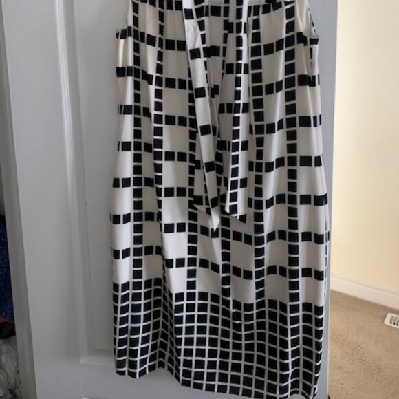 Silk cocktail dress, silk lined, tie at neck, rear zipper, slim and sleeveless - Picture 2 of 4